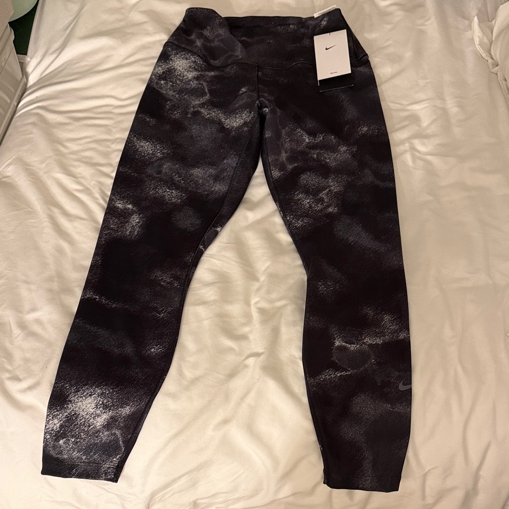 NWT Nike Black and White Abstract Leggings Womens Medium